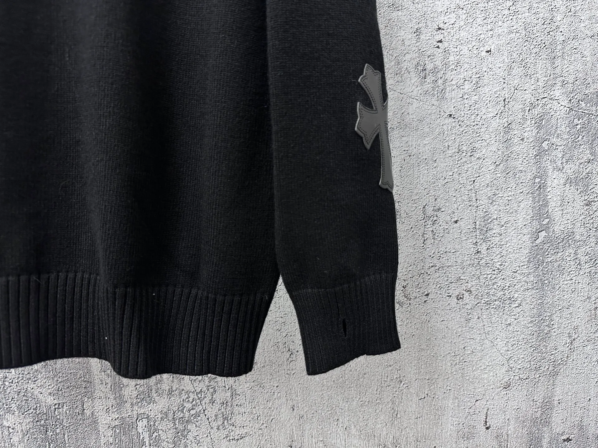 ￼ P250 【Chrome Hearts】Chrome Hearts' new cross-knitted jacquard appliquéd crew neck sweater. Contains 20% wool. The item is made of custom-dyed and custom-spun yarn and purchased from the original version. A full set of customized accessories. Details determine success or failure. A new model for autumn and winter. It is soft and delicate and does not tie the body. The upper body effect is very nice. Loose fit. Same style for men and women. Color: White Black Size: S-L